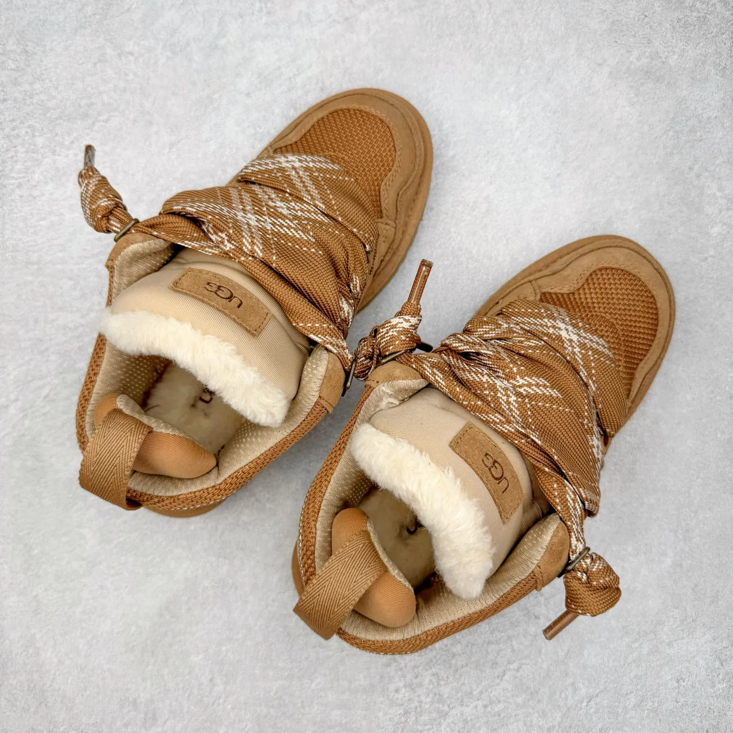 Pick up locally💰640 UGG 4032 Meyer autumn and winter sheepskin and fur integrated snow boots. All shoes are made of ZP from the same factory. Longfeng A-grade Australian imported sheepskin and fur integrated. Men's and women's boots brand OEM production line fully follows the ZP process. OEM original pattern maker adheres to the principle of no original shoes and no development selection. Pay attention to every detail. The most authentic version on the market TREADLITE "Light Wing" technology outsole Lightweight/durable/flexible/pile size: 35 36 37 38 39 40 41 42 43 44 45 Coding: by3936030
